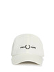 cappello-fred-perry-bianco-con-visiera-hw4630