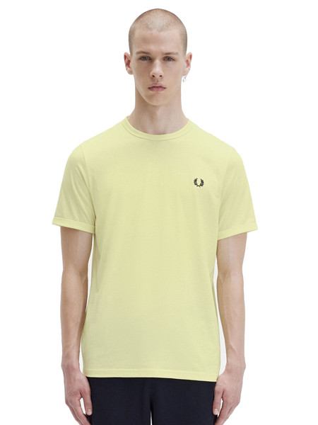 t-shirt-fred-perry-gialla-da-uomo-logo-sul-cuore-m3519